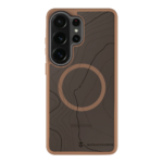 Moucha Moose deklas Samsung Galaxy S26 Ultra su ruda medzio tekstura, matomas kameros blokas.