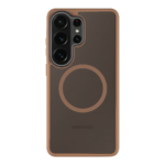 Moucha Moose deklas Samsung Galaxy S26 Ultra, rudos spalvos, matomi dideli kameros lesiai ir apsauginis ratas