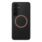 Juodas dėklas mobiliųjų telefonui su rudu apskritu žiedu ant nugaros, matoma trijų kamerų juosta viršuje