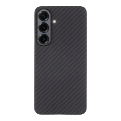 Juodas dėklas su karbono pluošto tekstūra, skirtas Samsung Galaxy S26 Plus, matomas iš nugaros.