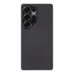 Juodas dėklas su anglies pluošto raštu ir iškirpte kameroms viršutiniame kairiajame kampe