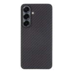 Juodas dėklas Tactical MagForce Aramid telefonu Samsung Galaxy S26 su karbono pluošto tekstūra, matomas trigubų kamerų modulis