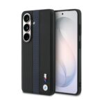 Melynas dėklas su perforuota mėlyna juosta ir metaliniu BMW M logotipu, skirtas Samsung Galaxy S26