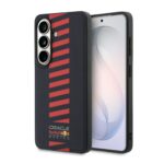 Tamsiai melynas deklas su raudonomis diagonaliomis juostomis ir Red Bull Racing logotipu.