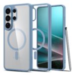 Sviesiai melynas deklas su skaidria nugara ir melynu bumperiu rodomas su Galaxy S26 Ultra ir S Pen