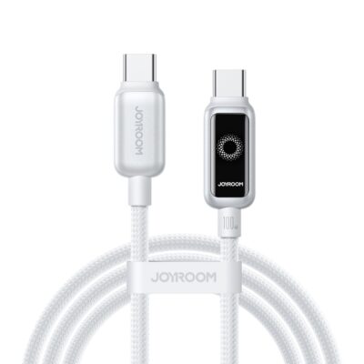 Baltas Joyroom S-A55 USB-C iki USB-C kabelis su pintuotu pavirsiumi, matomi kištukai ir JOYROOM logotipas.