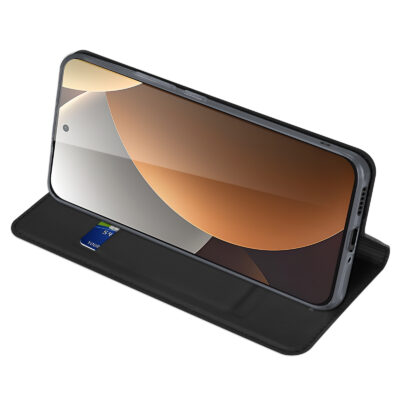 Juodas atverčiamas dėklas su telefonu Xiaomi Redmi Note 15 Pro 5G, matoma kišenė su mėlyna kortele