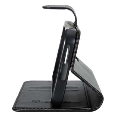 Juodas atverčiamas dėklas su stovinčiu laikikliu Xiaomi 17 telefonu matomas iš šono