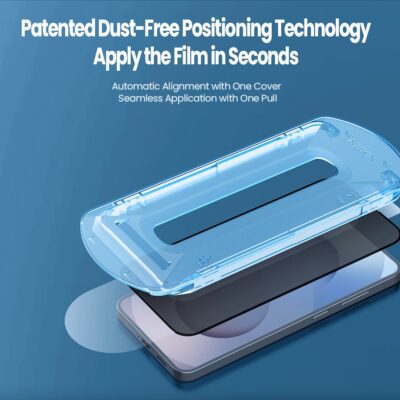 Juodas apsauginis ekrano stikliukas Samsung Galaxy S26 Plus, matoma skaidri plėvelė virš telefono.