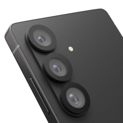 Juodas Samsung Galaxy S26 Plus galinis paviršius su trimis kamerų lęšiais ir OBAL:ME Lens Protector apsauga