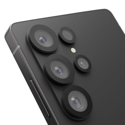 Juodos spalvos Galaxy S26 Ultra galinės dalies vaizdas su keturiais kamerų objektyvais ir apsauginiais stiklais