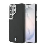 Juodas dėklas su BMW Signature logotipu apačioje; kairiajame viršutiniame kampe matomas kameros modulis su sidabriniu rėmeliu.