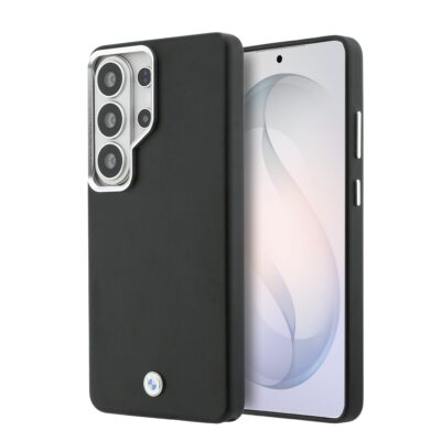 Juodas dėklas su BMW Signature logotipu apačioje; kairiajame viršutiniame kampe matomas kameros modulis su sidabriniu rėmeliu.