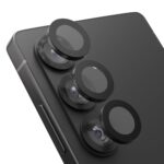 Juodas Samsung Galaxy S26 Plus telefonas su trimis kamerų objektyvais ir apsauginiais stiklais