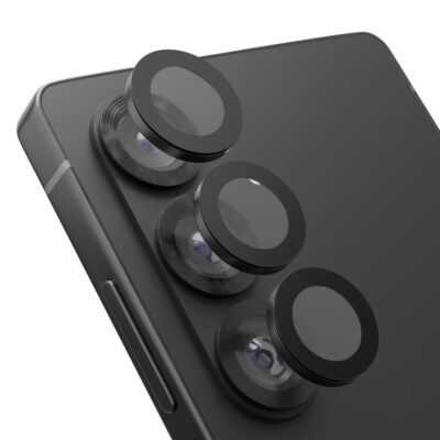 Juodas Samsung Galaxy S26 Plus telefonas su trimis kamerų objektyvais ir apsauginiais stiklais