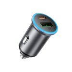 Pilkas Acefast B15 automobilinis įkroviklis su USB-C ir USB-A, matomos dvi jungtys ir mėlynas apvados šviesos žiedas
