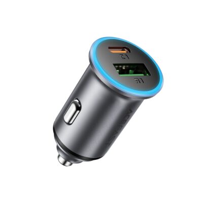 Pilkas Acefast B15 automobilinis įkroviklis su USB-C ir USB-A, matomos dvi jungtys ir mėlynas apvados šviesos žiedas