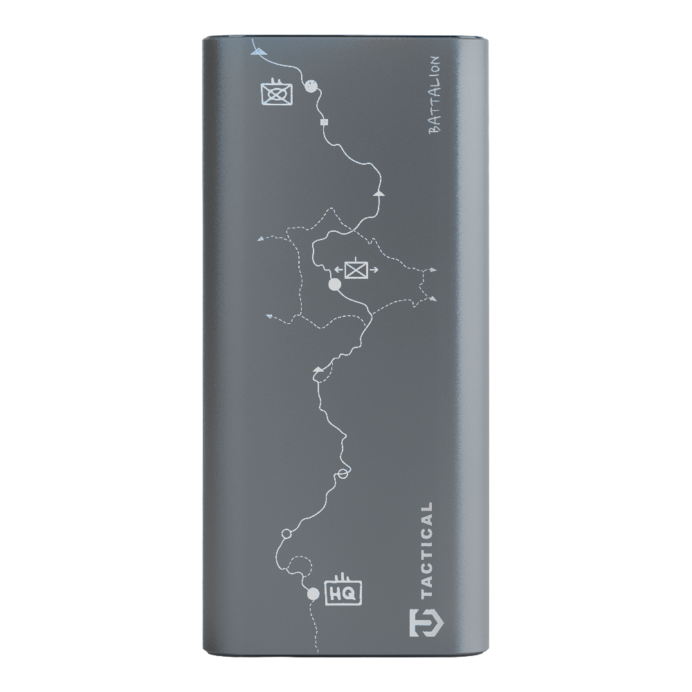 Išorinė baterija Tactical Squad Battalion 65W 20000mAh Išorinė baterija - pilko atspalvio stačiakampio korpuso su baltomis linijomis.