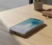 Stilingas ir kokybiškas iPhone dėklas ant medinio stalo