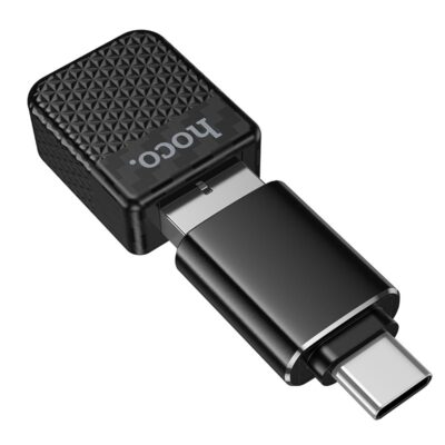 Juodas belaidis CarPlay adapteris su Hoco HU3 logotipu, tekstūruotu viršumi ir USB-C kištuku.