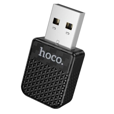 Juodas USB adapteris su HOCO logotipu ir teksturuotu pavirsiu.