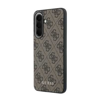 Rudas dėklas su audinio raštu ir GUESS logotipu, dengiantis Samsung Galaxy A57 galinę dalį su trijų kamerų moduliu kairėje.