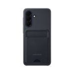 Juodas dėklas Samsung Galaxy A57 su kortelių kišene, matomas trijų objektyvų kameros modulis kairėje viršuje.