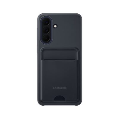 Juodas dėklas Samsung Galaxy A57 su kortelių kišene, matomas trijų objektyvų kameros modulis kairėje viršuje.