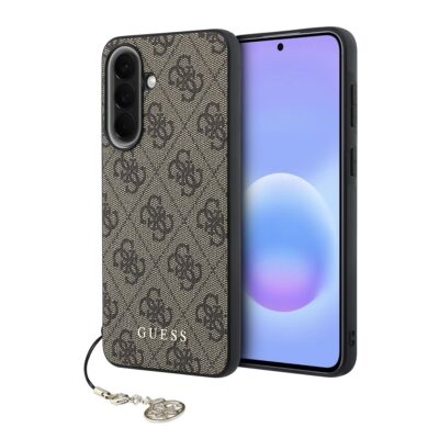 Rudas dėklas su Guess 4G Charms logotipu ir pritvirtintu pakabuku, matomas telefono galinis paviršius