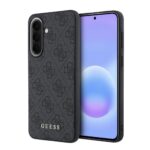 Pilko spalvos dėklas Guess PU su metaliniu logotipo raštu, suderintas su Samsung Galaxy A57 telefonui.