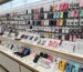 Telefono aksesuarų parduotuvės stilingas vitrina su spalvingomis telefono dėklų kolekcijomis
