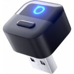 Juodas belaidis CarPlay Android Auto adapteris Ottocast Mini Pico CA525-T su mėlyna lempute ir mygtuku