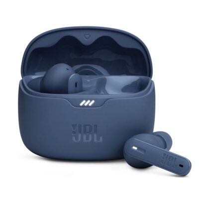 Mėlynos belaidės ausinės JBL Tune Beam TWS su dėklu ir vienu ausinės elementu priekyje