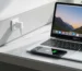USB C įkroviklis ant stalo prie modernios darbo vietos