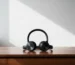 Modernios ir profesionalios Bluetooth ausinės ant stalo