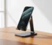 Modernus telefono stovas ant medinio stalo